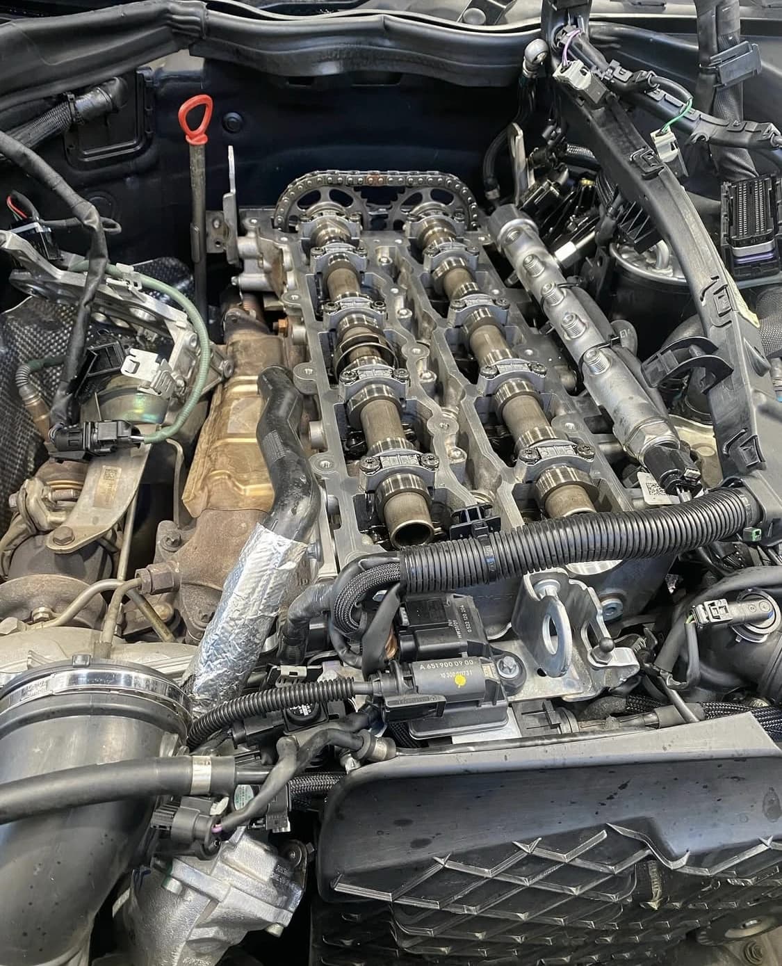 Mecânico a trabalhar num motor