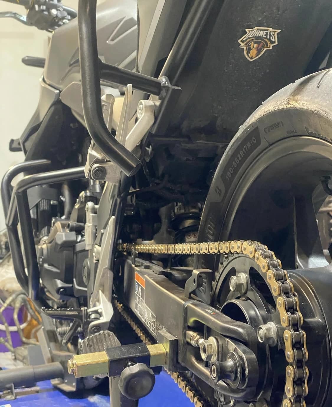 Motociclo em manutenção na oficina